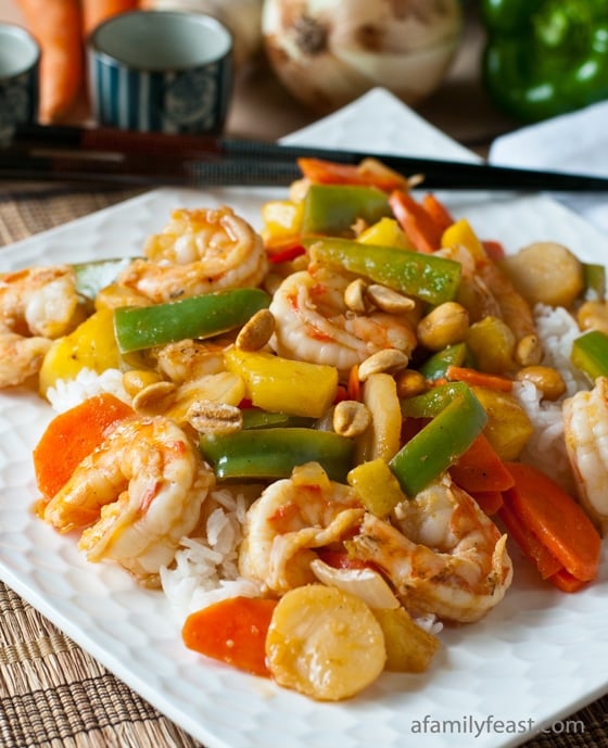 Sweet and Sour Shrimp Stir-Fry - adapted from a Weight Watchers recipe, this is a super delicious and low-calorie dinner that dieters and non-dieters will love!