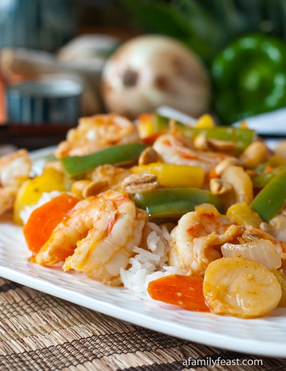 Sweet and Sour Shrimp Stir-Fry - adapted from a Weight Watchers recipe, this is a super delicious and low-calorie dinner that dieters and non-dieters will love!