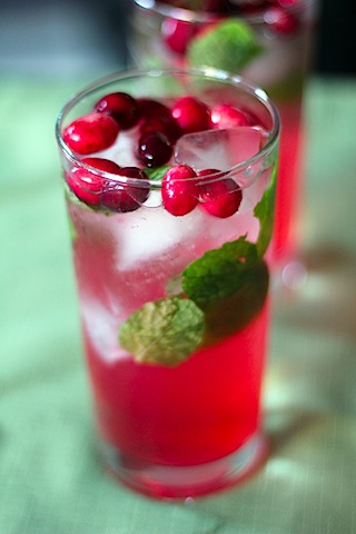 30+ Holiday Cocktails - Cranberry Mojitos