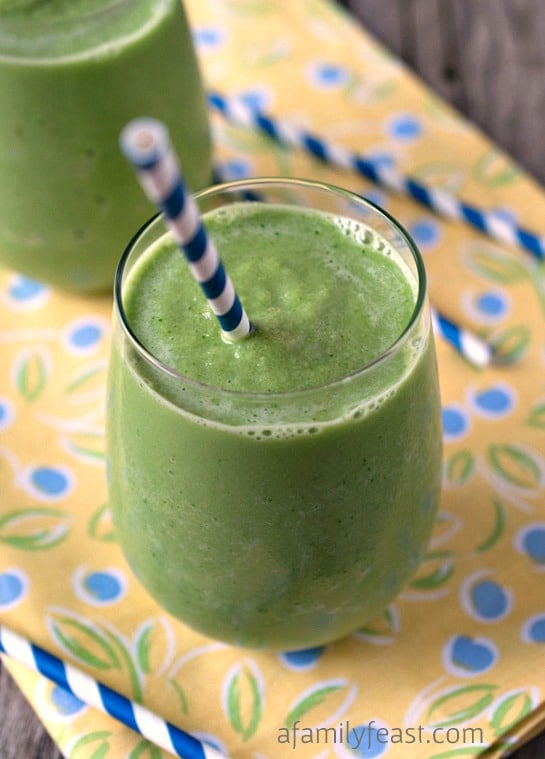 A healthy and refreshing Honeydew Melon Smoothie recipe - with melon, spinach, low-fat milk and Greek yogurt. So refreshing!