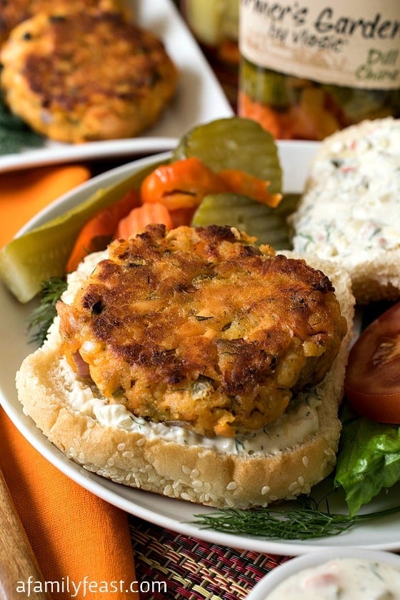 Zesty Salmon Burgers with Dill Spread - Spice up your barbecue with these delicious salmon burgers!