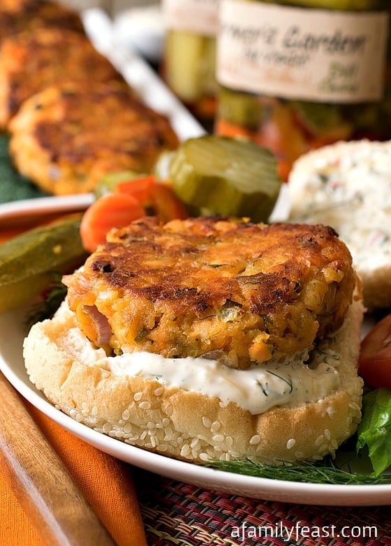 Zesty Salmon Burgers with Dill Spread - Spice up your barbecue with these delicious salmon burgers!