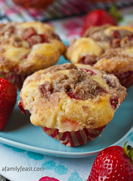 Strawberry Cheesecake Streusel Muffins - Super moist, sweet and delicious muffins with strawberries and cinnamon.