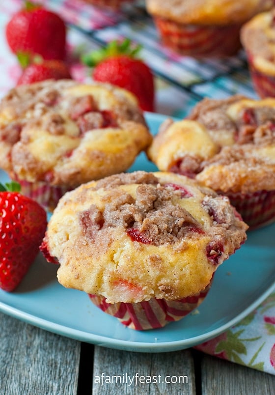 Strawberry Cheesecake Streusel Muffins - Super moist, sweet and delicious muffins with strawberries and cinnamon.