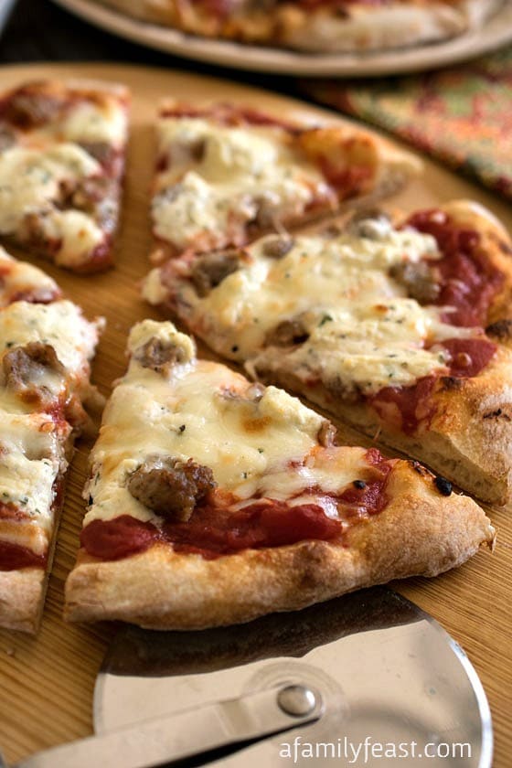 Sausage and Ricotta Pizza - This pizza is so simple and so addictively good! Inspired by the Sporkie Pizza at Bertucci's. 