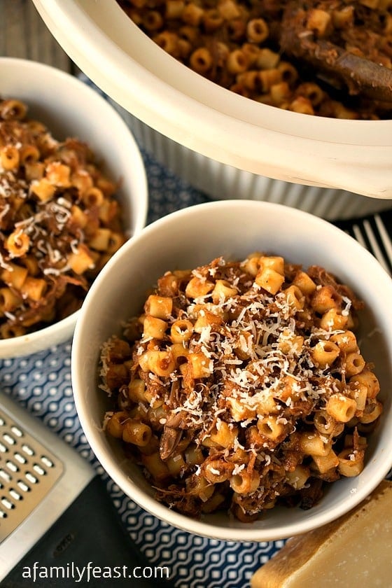 Slow Cooker Beefy Mac - A super simple, super delicious, hearty meal that the whole family will love!