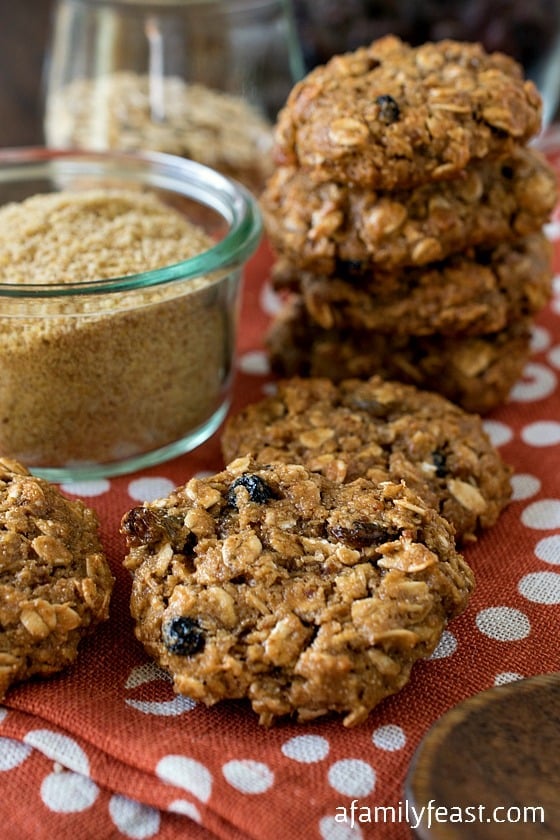 Healthy Golden Flax Breakfast Cookies - Easy to make and full of healthy ingredients, these cookies are perfect for breakfast on the go or for a clean, sweet treat any time of the day!