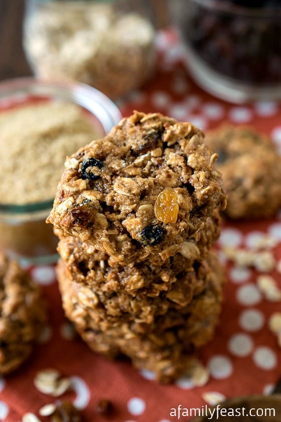 Healthy Golden Flax Breakfast Cookies - Easy to make and full of healthy ingredients, these cookies are perfect for breakfast on the go or for a clean, sweet treat any time of the day!