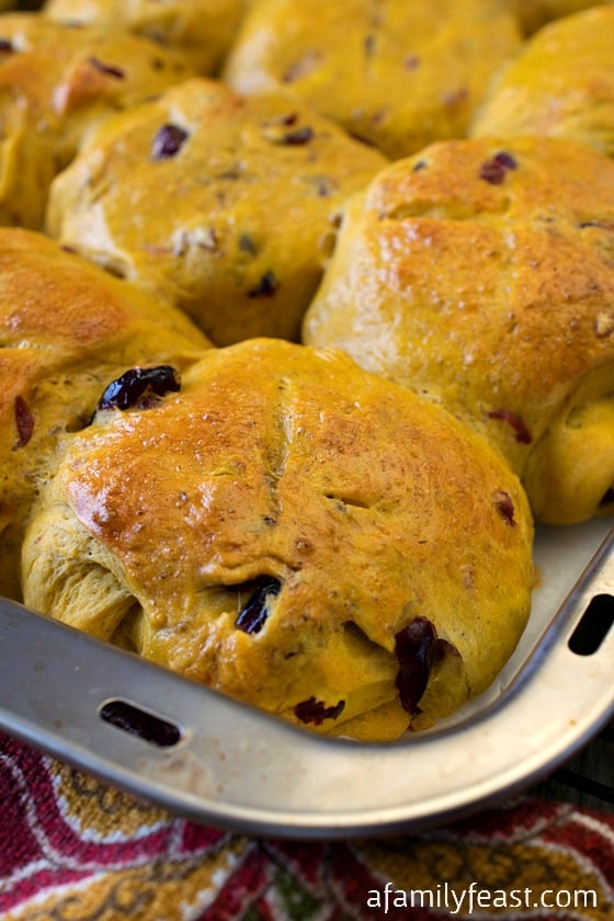 Cranberry Squash Dinner Rolls - Easy to make dinner rolls with great flavors and a soft, dense texture.