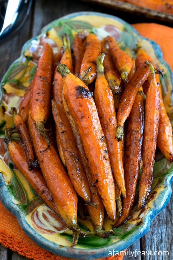 Tuscan-Style Roasted Carrots - Simple and flavorful, these roasted carrots are addictively delicious!