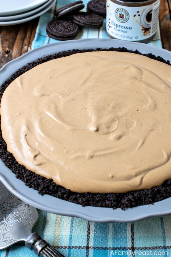 एस्प्रेसो ब्लैक बॉटम पाई - ओरियो क्रस्ट और चॉकलेट मूस के साथ एस्प्रेसो-युक्त व्हीप्ड क्रीम के साथ एक आश्चर्यजनक रूप से अच्छी पाई। एस्प्रेसो ब्लैक बॉटम पाई - एक पारिवारिक दावत