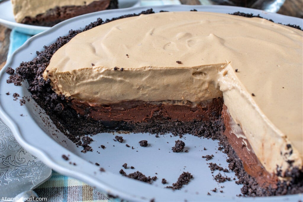 एस्प्रेसो ब्लैक बॉटम पाई - ओरियो क्रस्ट और चॉकलेट मूस के साथ एस्प्रेसो-युक्त व्हीप्ड क्रीम के साथ एक आश्चर्यजनक रूप से अच्छी पाई। एस्प्रेसो ब्लैक बॉटम पाई - एक पारिवारिक दावत