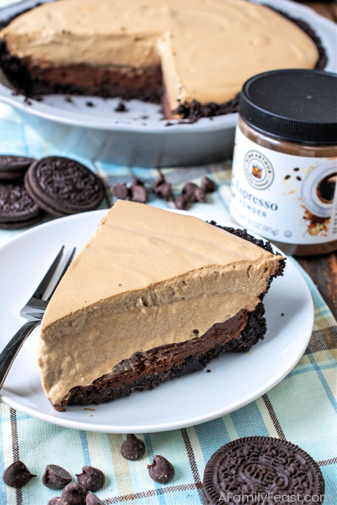 एस्प्रेसो ब्लैक बॉटम पाई - ओरियो क्रस्ट और चॉकलेट मूस के साथ एस्प्रेसो-युक्त व्हीप्ड क्रीम के साथ एक आश्चर्यजनक रूप से अच्छी पाई। एस्प्रेसो ब्लैक बॉटम पाई - एक पारिवारिक दावत