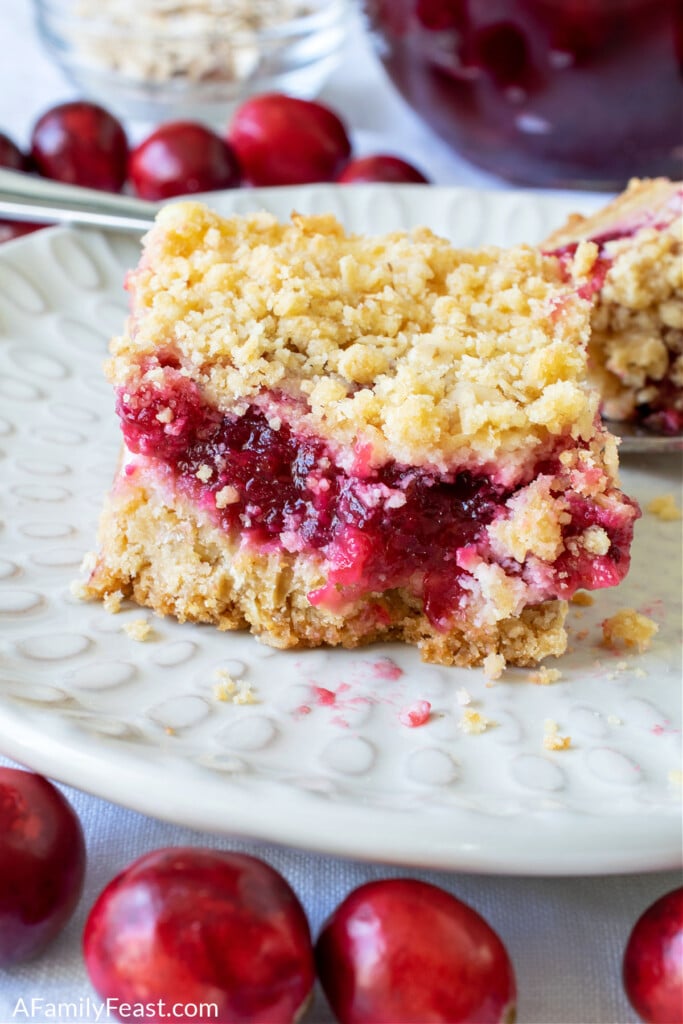 ओटमील क्रैनबेरी चीज़केक बार्स - एक पारिवारिक दावत